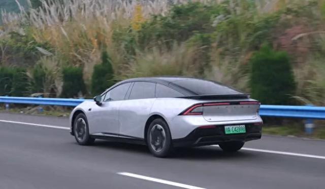 60度电敢标615km？小鹏P7+高速实测揭开续航谜底