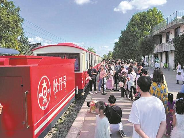 申遗后首个“黄金周” 湔江堰人气火爆