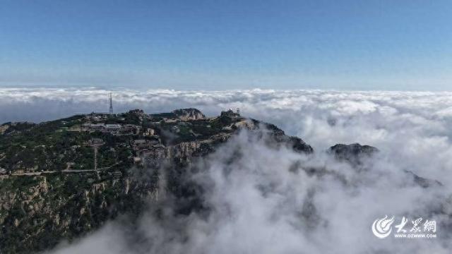 泰山：云海漫过十八盘 漫山云雾卷成“纱幔”