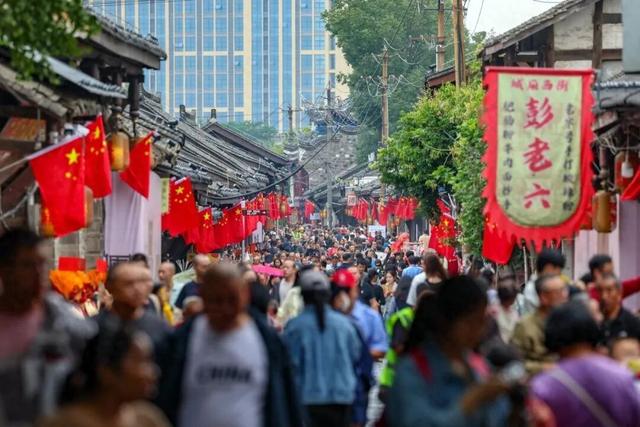 假期首日迎客超11万人次！青白江城厢古城火出圈！