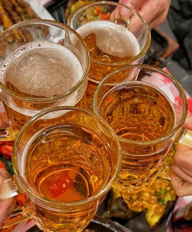 天热喝啤酒，不管啥牌子，这4种啤酒尽量少喝，都是工业啤水