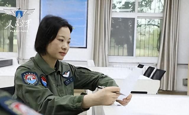 阅兵女机长身份曝光！私生活被扒牺牲太大，老公不简单，央视点名