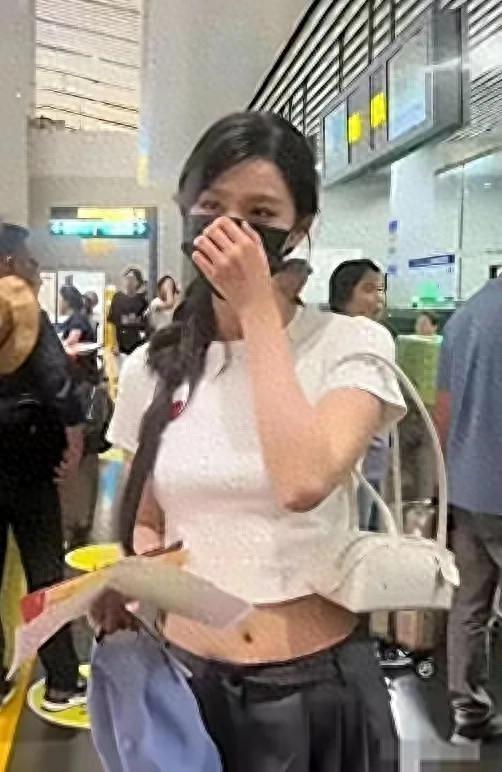 网友辣评王楚然：生图腰粗似水桶，和精修比简直大妈！