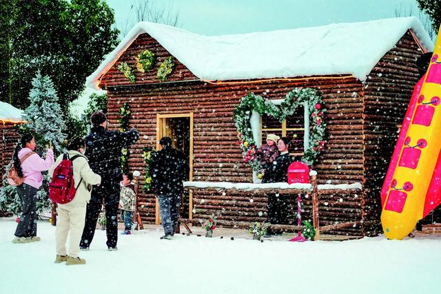 上海影视乐园“迎新多巴胺跑”活力开跑 雪乡花灯会启幕迎新年