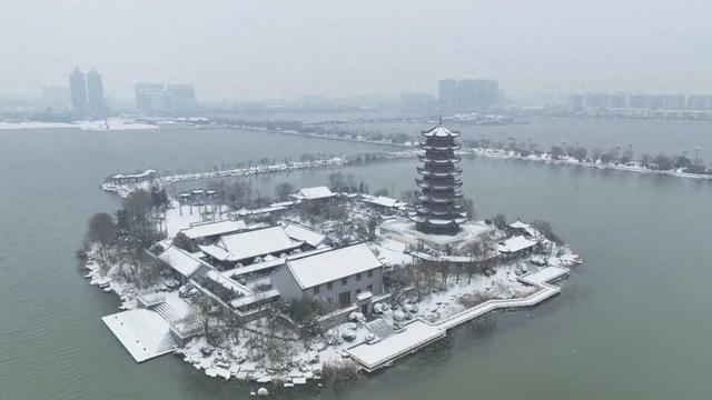 睢县迎来今冬首场降雪 北湖景区成热门打卡地