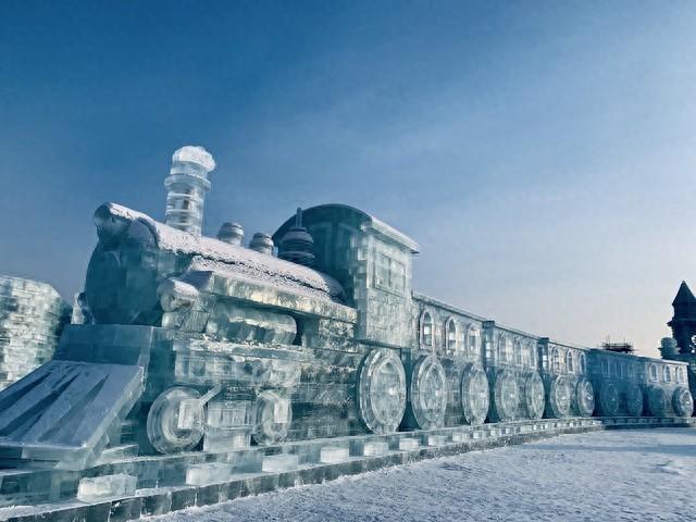 冰雪大世界百年列车冰雕全网出圈