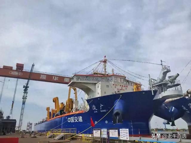 中国两艘超级挖泥船下水
