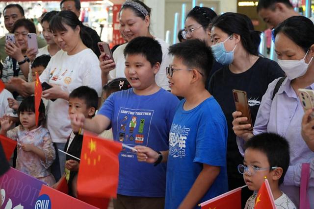 科技为媒 机器人超矩阵嘉年华为消费者带来全新购物体验