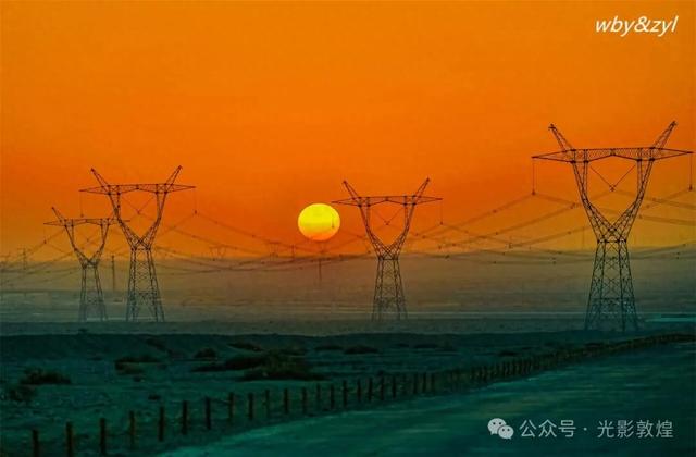 甘肃敦煌:大漠孤烟直 电网落日圆