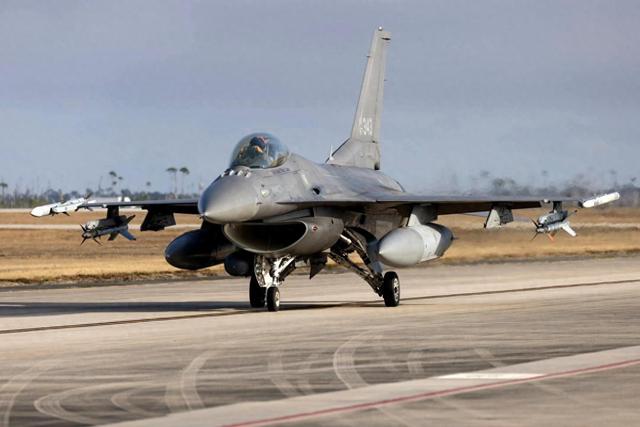 特朗普毁约了，上亿军火奔向台岛,中方持续抛美债，切中美国命脉