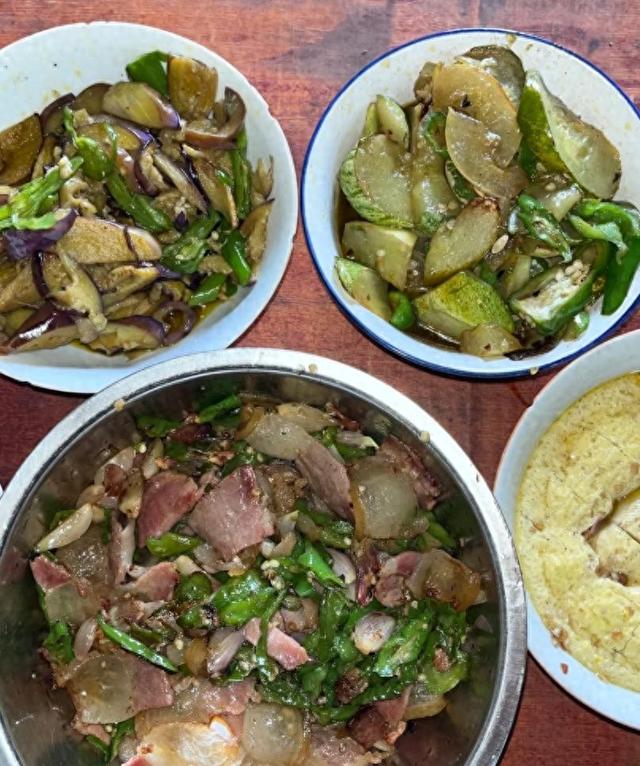 四川一家三口的午饭，晒圈火了，网友：吃的啥玩意，狗看了都得跑