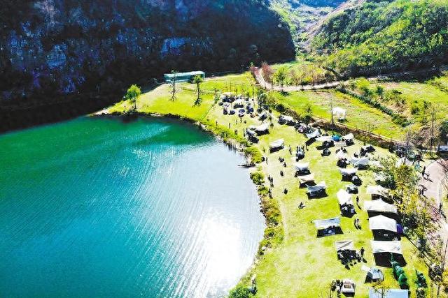 灵山：从废弃矿坑到碧湖花海