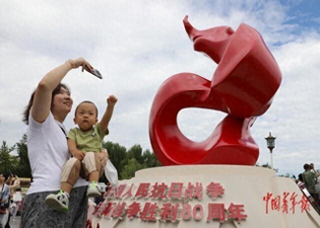 打卡北京中轴线上的抗战胜利80周年主题雕塑