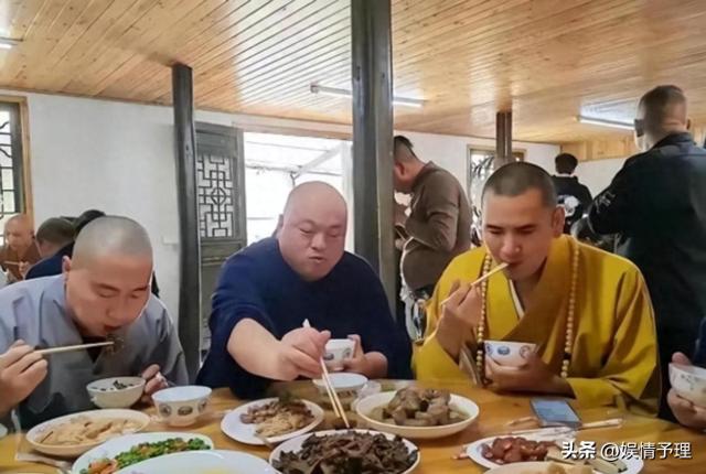 和尚们每天吃素，为何多是肥头大耳？看看他们的伙食就全都明白了