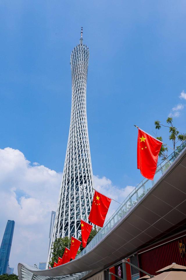 广州塔举办国庆红歌快闪活动，设置多个主题打卡装置