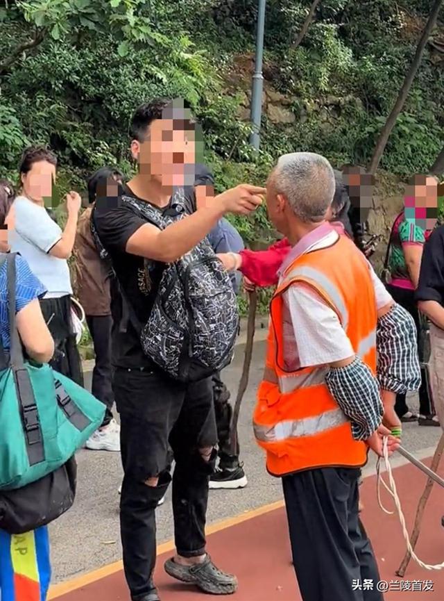 黔灵山一头发花白工作人员管猴子遭游客指责：“我1600公里过来看猴子，你打它”，景区回应