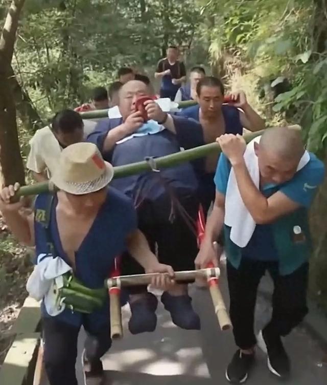 263斤男子花2.2万请9名轿夫登峨眉山！32年最大单