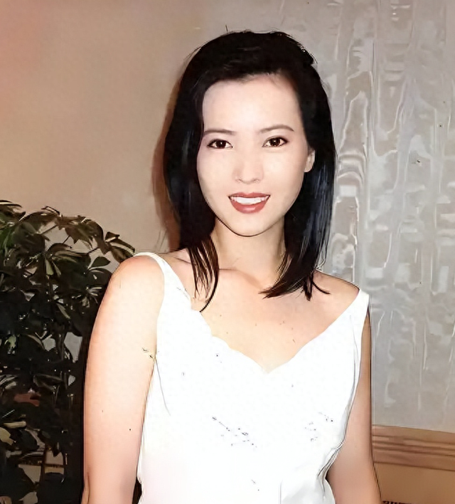 “知情人”曝蓝洁瑛被大佬性侵细节，现场多人围观，无人出手制止