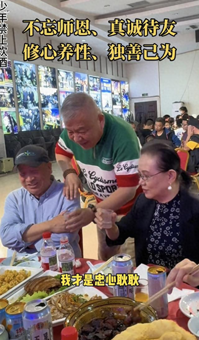 姜昆带妻子李静民参加聚会，李静民74岁，头发花白但气质仍在线