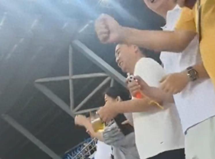 刘强东手拿啤酒为家乡宿迁队加油(本场比赛,京东创始人刘强东出现在观赛台,成为赛场的焦点之一) 刘强东手拿啤酒为家乡宿迁队加油(本场比赛,京东创始人刘强东出现在观赛台,成为赛场的焦点之一)