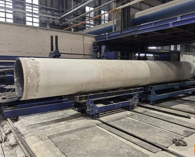 国产最长新纪录！“成都造”真空辊下线