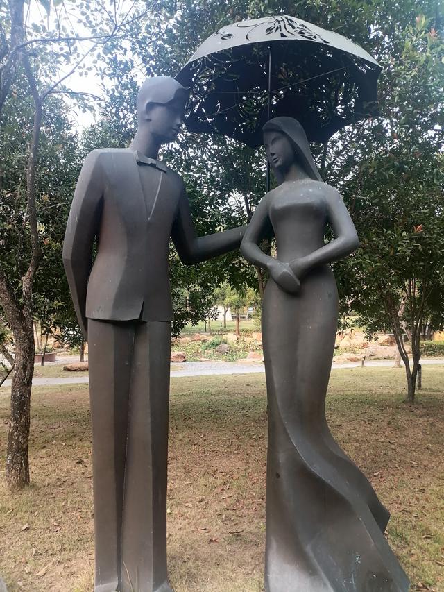 邻居争吃肥肉，被美妻一锅铲打破了头