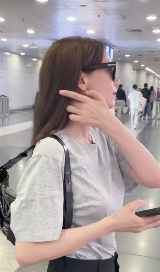 北京机场偶遇高圆圆 本人比电视里还要瘦 即便不年轻了 但是还是好看