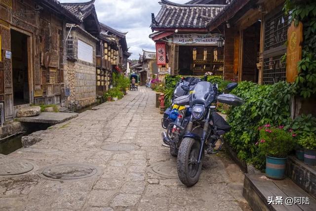 摩旅打卡束河古镇,一不小心进去遛了趟车,石板路况着实感人