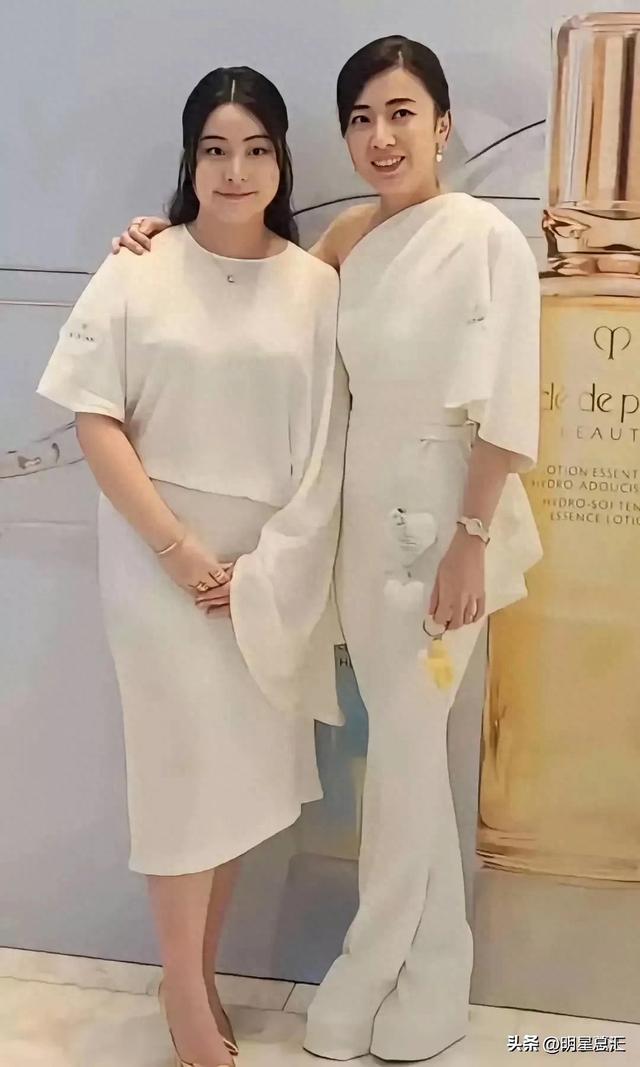 甘比携16岁大女儿亮相，相貌复刻刘銮雄，网友说神似阿娇！ ​
