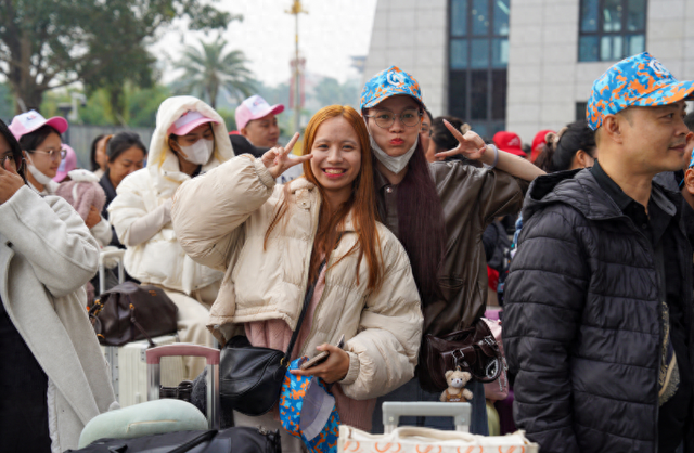 河口口岸首迎今冬越南“赏雪团”