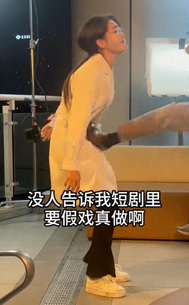 短剧女演员被男主一脚踹飞，指甲当场断裂，贾玲的话又一次应验了