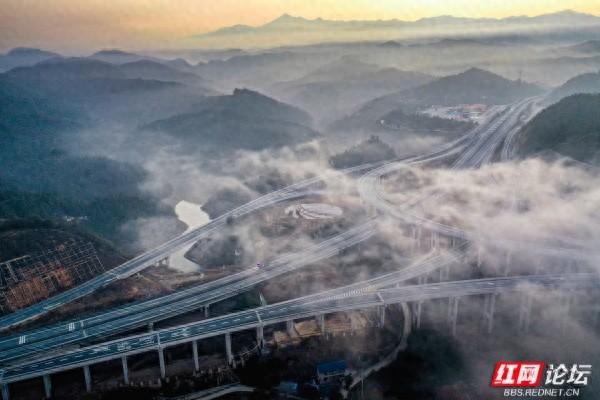 千年苗乡遇现代脉络：靖州晨雾里，文峰塔与高速共嵌云海