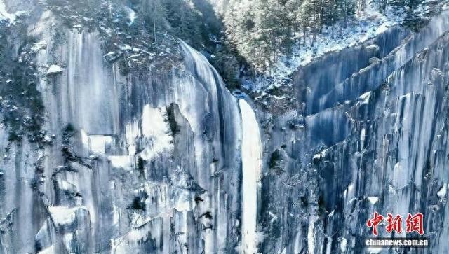 冬日华山变身“冰瀑仙境”