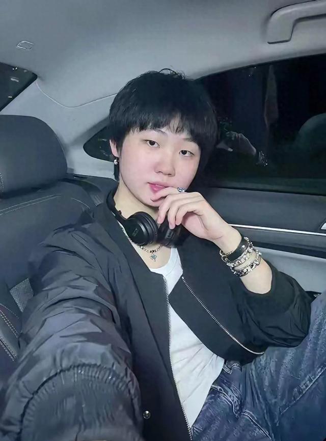 蒯曼好漂亮啊！这身很符合零零后的打扮标准，又酷又飒！