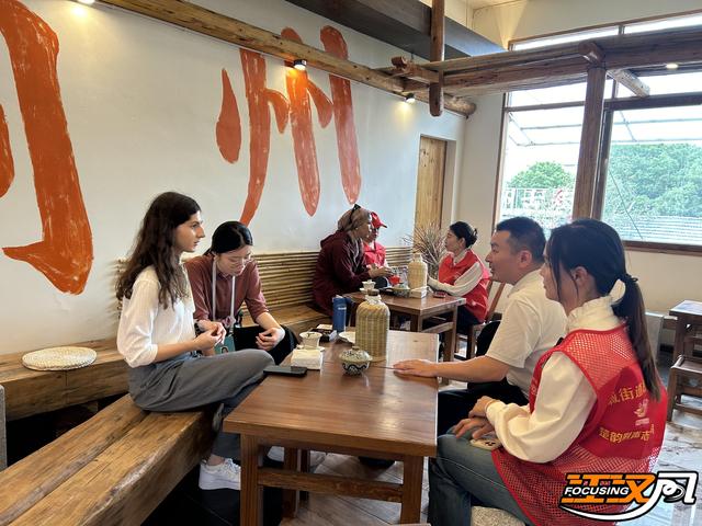 荆州区东城街道“荆声有你”文旅讲解志愿者引领国际友人沉浸式体验荆楚文化