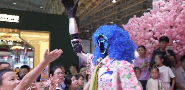 机器人“江大宝”亮相武汉文旅博览会引关注