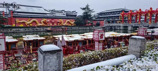 大寒雪落秦淮畔 四秩灯会映金陵 古建银装裹红韵入画来