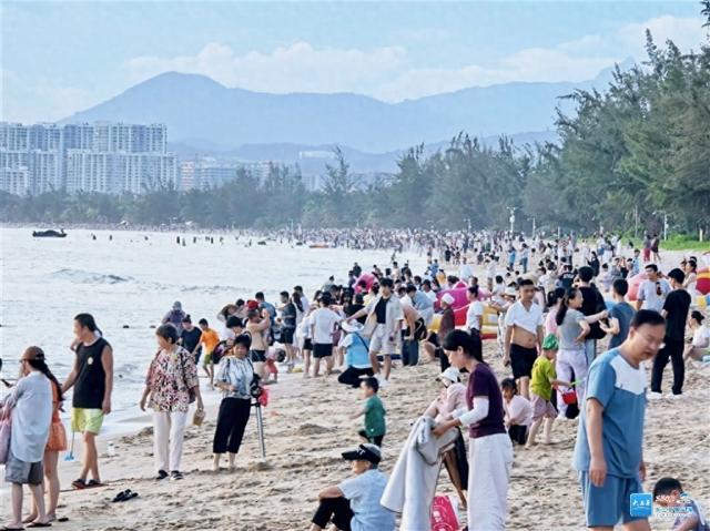 三亚：椰风海韵醉游人