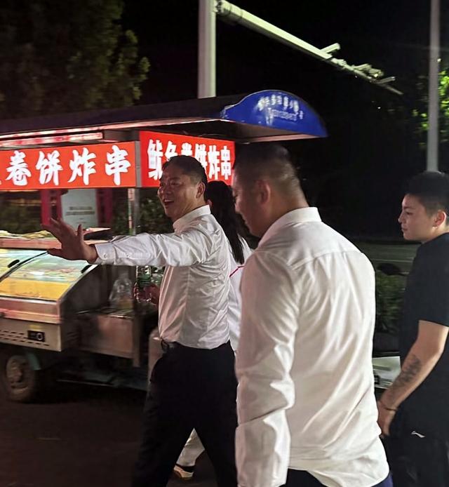 刘强东凌晨1点在大排档喝大了，拍照时开心的像个孩子，来者不拒