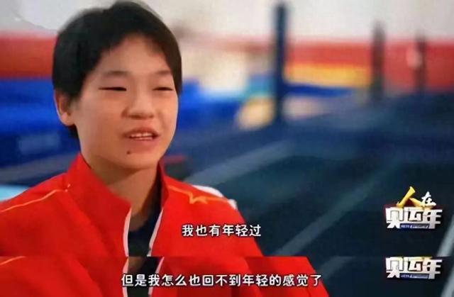 全红婵回农村老家	，心情大好！一会逛新房工地，一会悠闲摘草莓！