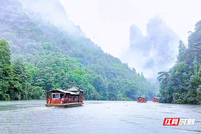 宝峰湖夏日雨后：雾锁清波 船行画卷 峰隐画中