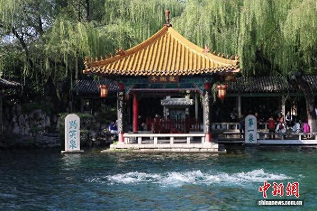 大雪难觅雪踪 济南趵突泉依旧水势昂扬