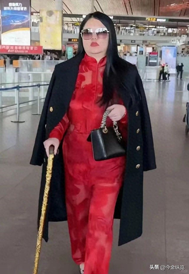李湘红衣亮相，与王岳伦"合体"现身机场，为女儿霸气豪办生日宴！