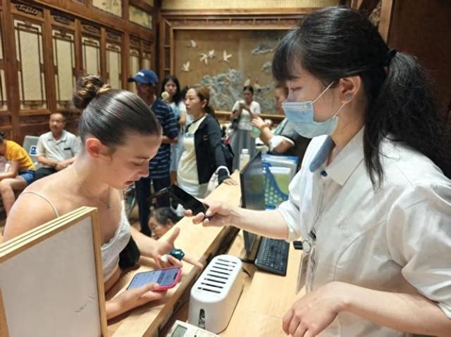 75种语言实时互译！颐和园“沟通神器”外国友人直呼“懂了”