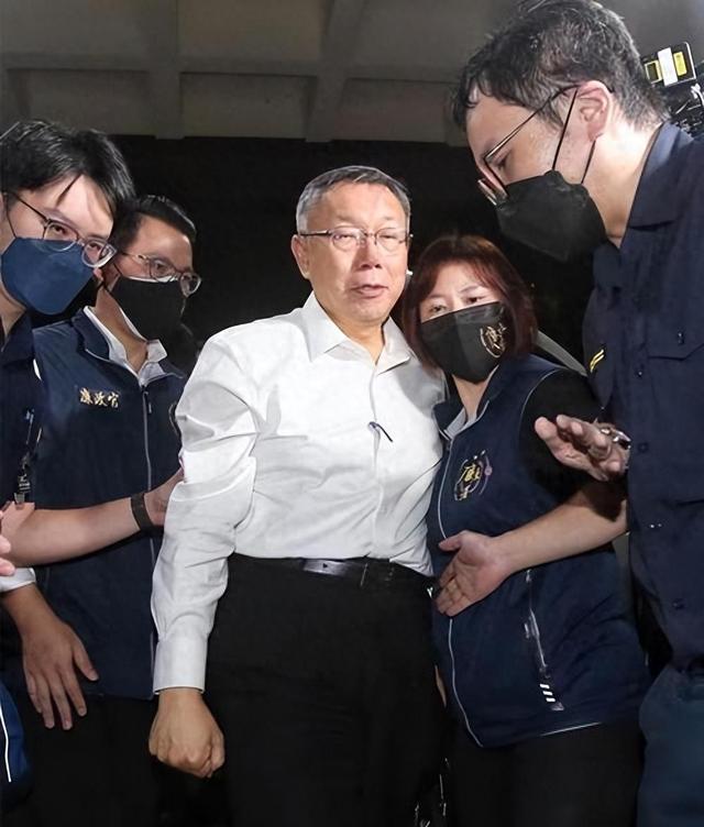 台岛政局突变，柯文哲当庭被捕，蔡英文在劫难逃，国民党兵分两路