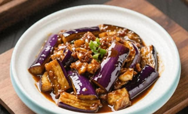 拌3碗米饭不够吃！家常酱烧茄子，软糯裹汁酱香直钻鼻