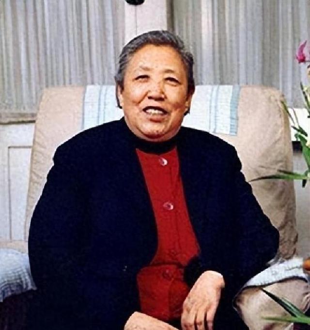 15岁入党，18岁和主席结婚，如今仍健在，却几乎不露面