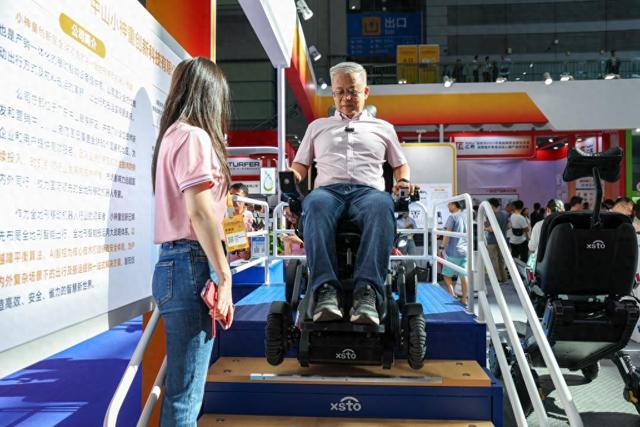 养老机器人如何走近银发族？规模化应用还要迈过哪些坎？