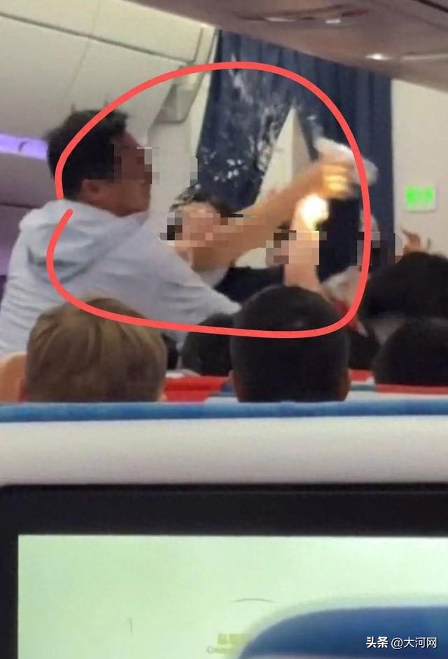 因座椅靠背调节起冲突，女子在飞机上向邻座乘客头上浇水？航司回应：已移交公安