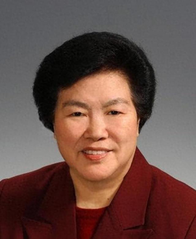 她纺织工人出身，1982年副国级，1987年正部级，2003年再次副国级